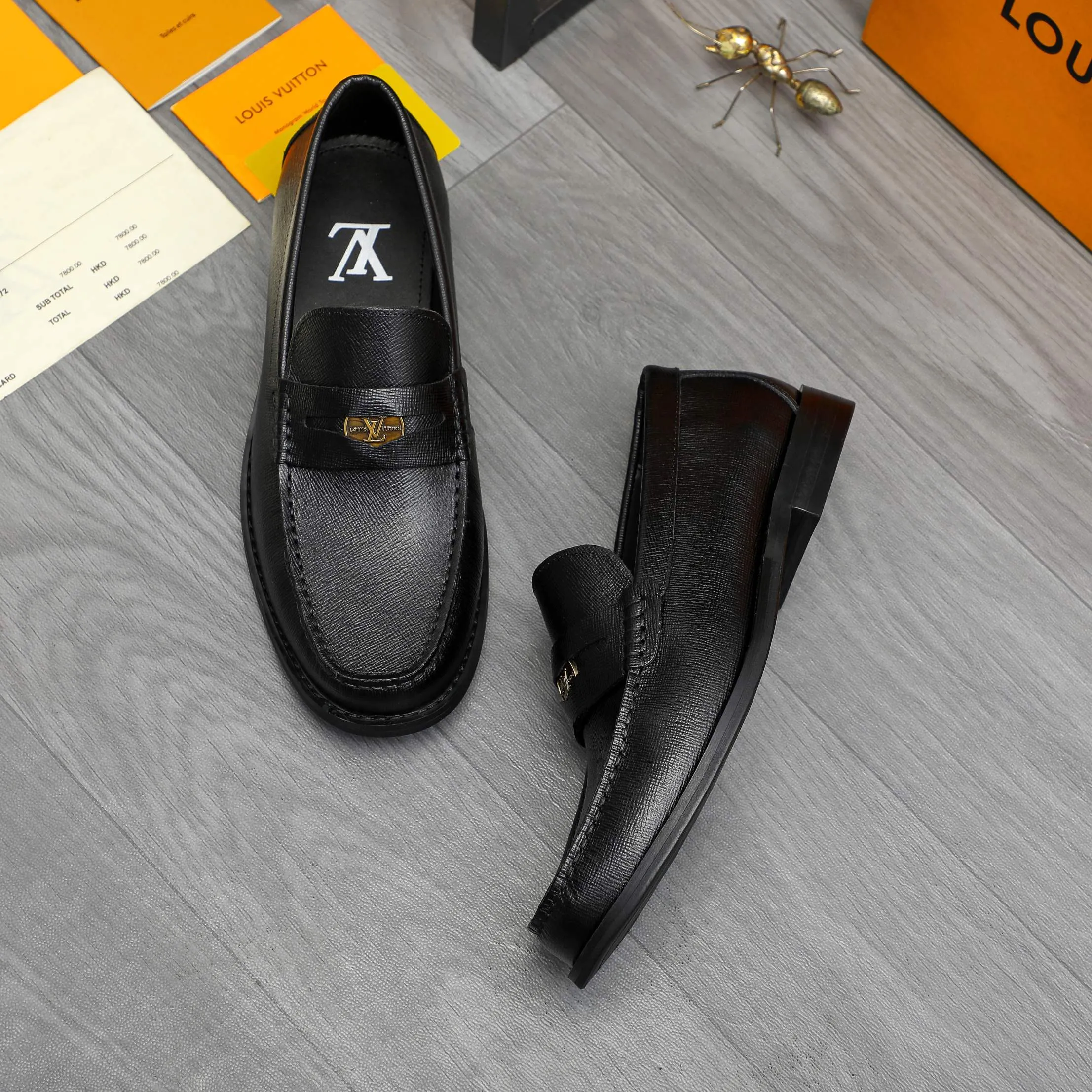 Men's shoes 💰p460 Product trademark: LV (Louis Vuitton) business slip-on leather shoes. Regular size: 38-45 (45 is custom-made and non-returnable) Product materials: Selected high-quality vertical grain cowhide upper, cowhide lining, original rubber outsole
